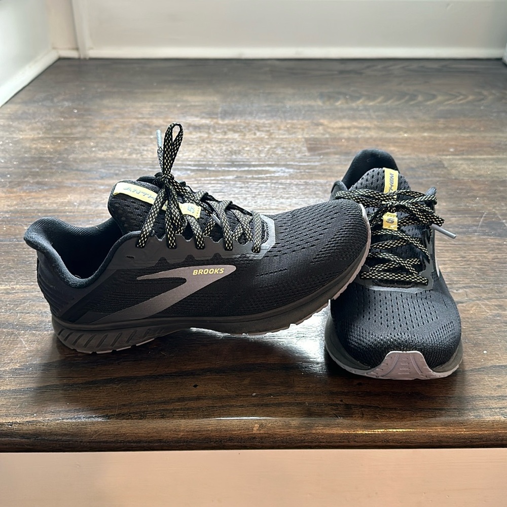 Brooks Women’s Sneakers/ Athletic Shoes size 8.5 B in great condition